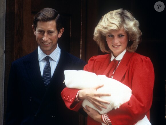La princesse Diana (Lady Di) avec le prince Harry dans les bras et le prince Charles à la sortie de l'aile Lindo du St Mary's Hospital le 15 septembre 1984, à Londres.