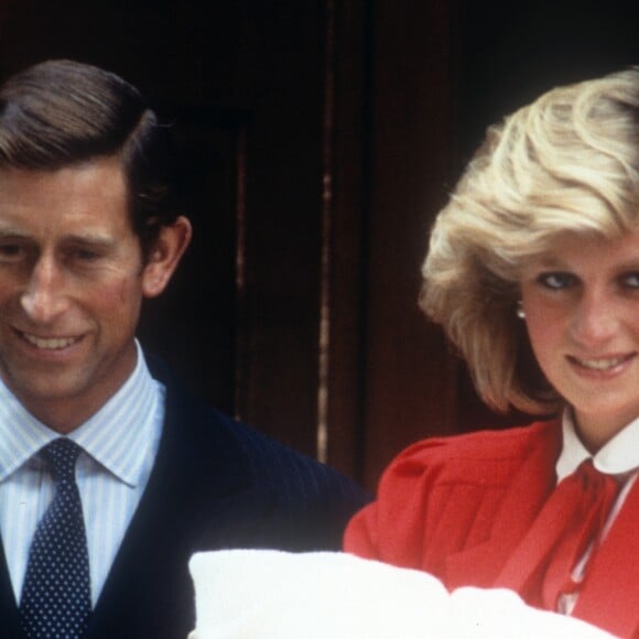 La princesse Diana (Lady Di) avec le prince Harry dans les bras et le prince Charles à la sortie de l'aile Lindo du St Mary's Hospital le 15 septembre 1984, à Londres.