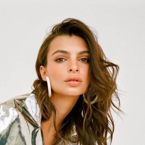 Emily Ratajkowski, visage de la collection "LOUCITE" de la marque de bijoux Alison Lou.