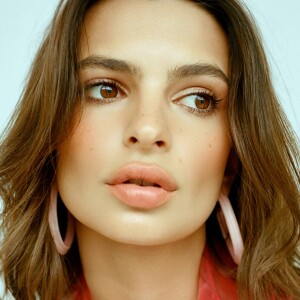 Emily Ratajkowski, visage de la collection "LOUCITE" de la marque de bijoux Alison Lou.