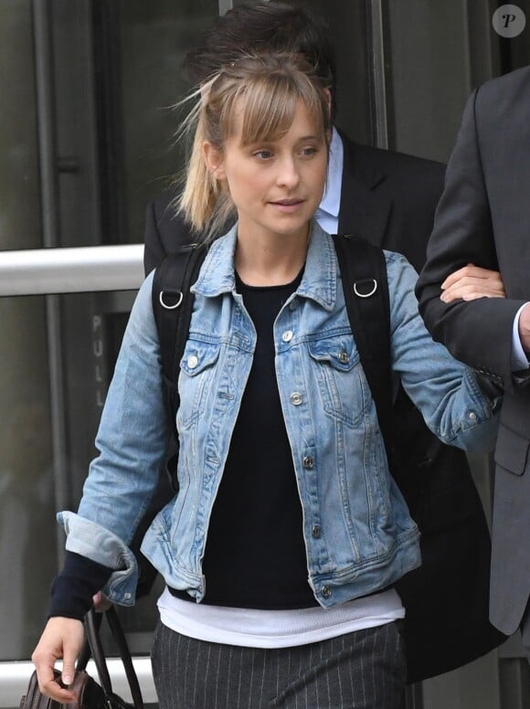 Allison Mack sort du tribunal à New York, le 24 avril 2018, avec son avocat.