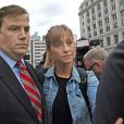 Allison Mack sort du tribunal à New York, le 24 avril 2018, avec son avocat.