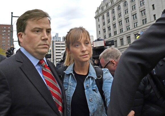 Allison Mack sort du tribunal à New York, le 24 avril 2018, avec son avocat.