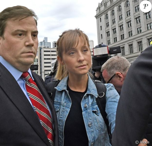 Allison Mack sort du tribunal à New York, le 24 avril 2018, avec son avocat.