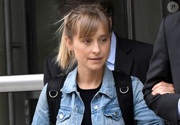 Allison Mack sort du tribunal à New York, le 24 avril 2018, avec son avocat.