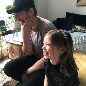 Drew Barrymore se confie sur son divorce et sa vie de mère célibataire avec ses filles, Olive et Frankie.