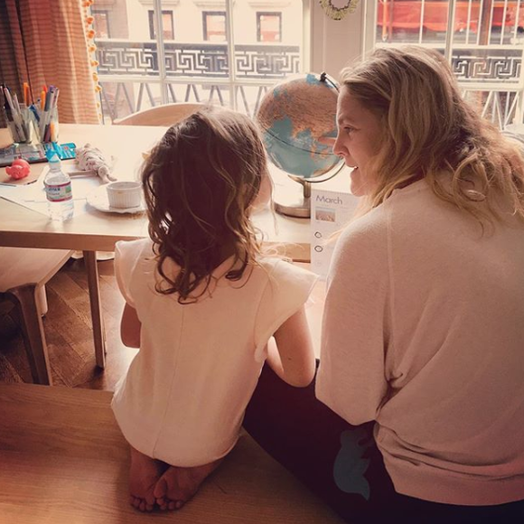 Drew Barrymore se confie sur son divorce et sa vie de mère célibataire avec ses filles, Olive et Frankie.