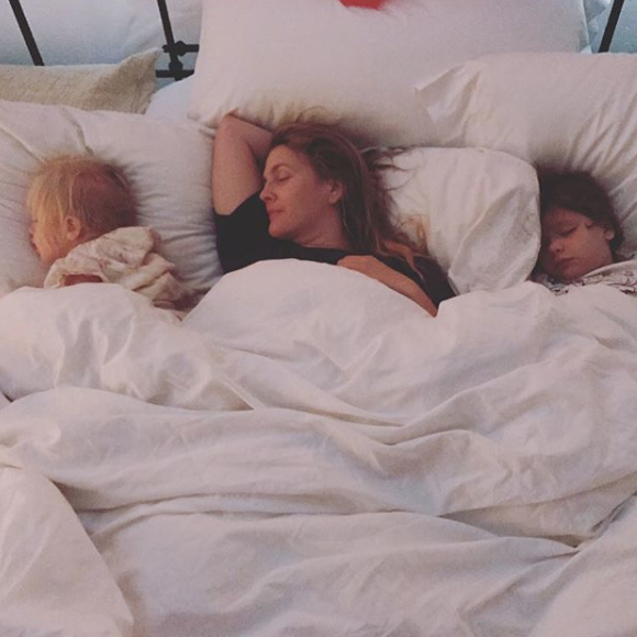 Drew Barrymore se confie sur son divorce et sa vie de mère célibataire avec ses filles, Olive et Frankie.