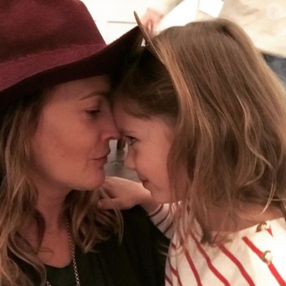 Drew Barrymore se confie sur son divorce et sa vie de mère célibataire avec ses filles Olive et Frankie.