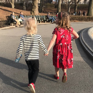 Drew Barrymore se confie sur son divorce et sa vie de mère célibataire avec ses filles Olive et Frankie.