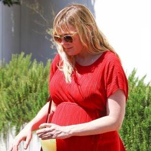 Kirsten Dunst (enceinte) a déjeuné avec des amis à Toluca Lake. Le 24 avril 2018