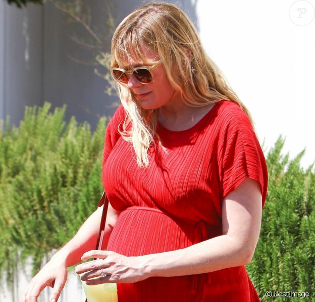 Kirsten Dunst (enceinte) a déjeuné avec des amis à Toluca Lake. Le 24 avril 2018