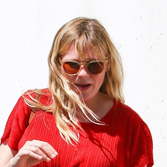 Kirsten Dunst (enceinte) a déjeuné avec des amis à Toluca Lake. Le 24 avril 2018