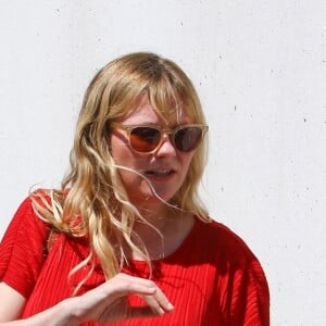 Kirsten Dunst (enceinte) a déjeuné avec des amis à Toluca Lake. Le 24 avril 2018