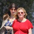 Kirsten Dunst (enceinte) a déjeuné avec des amis à Toluca Lake. Le 24 avril 2018