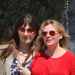 Kirsten Dunst (enceinte) a déjeuné avec des amis à Toluca Lake. Le 24 avril 2018