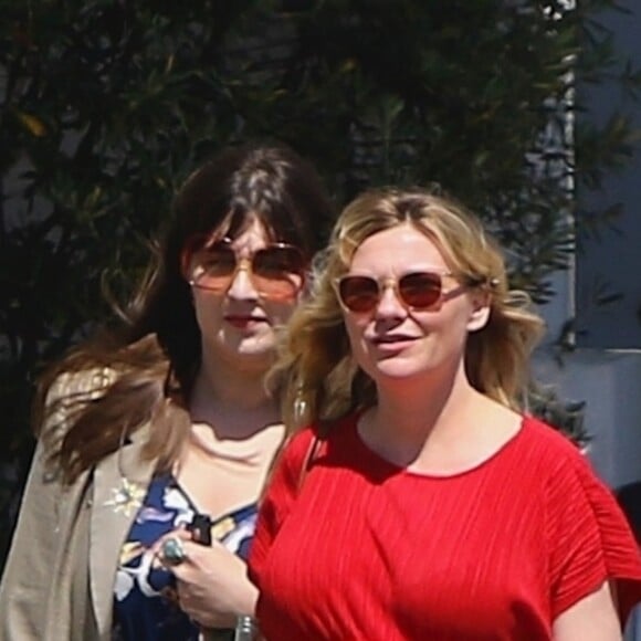 Kirsten Dunst (enceinte) a déjeuné avec des amis à Toluca Lake. Le 24 avril 2018