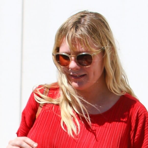 Kirsten Dunst (enceinte) a déjeuné avec des amis à Toluca Lake. Le 24 avril 2018