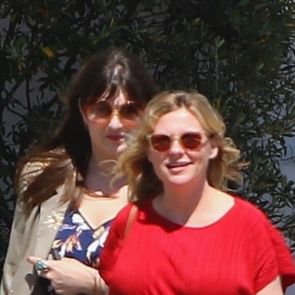 Kirsten Dunst (enceinte) a déjeuné avec des amis à Toluca Lake. Le 24 avril 2018