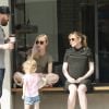 Exclusif - Kirsten Dunst enceinte est allée manger des glaces avec des amis à Ventura Place à Studio City, le 22 avril 2018
