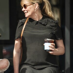 Exclusif - Kirsten Dunst enceinte est allée manger des glaces avec des amis à Ventura Place à Studio City, le 22 avril 2018