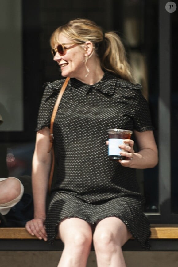 Exclusif - Kirsten Dunst enceinte est allée manger des glaces avec des amis à Ventura Place à Studio City, le 22 avril 2018