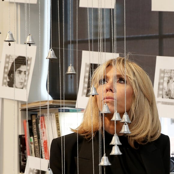 La Première Dame Brigitte Macron (Trogneux) devant l'oeuvre "The Ring of Freedom" - La Première Dame française visite l'association artistique "Halcyon Arts Lab" à Washington, The District, Etats-Unis, le 25 avril 2018. © Dominique Jacovides/Bestimage