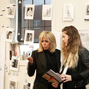 La Première Dame Brigitte Macron (Trogneux) et l'artiste Stephanie Mercedes devant l'oeuvre "The Ring of Freedom" - La Première Dame française visite l'association artistique "Halcyon Arts Lab" à Washington, The District, Etats-Unis, le 25 avril 2018. © Dominique Jacovides/Bestimage