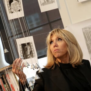 La Première Dame Brigitte Macron (Trogneux) devant l'oeuvre "The Ring of Freedom" - La Première Dame française visite l'association artistique "Halcyon Arts Lab" à Washington, The District, Etats-Unis, le 25 avril 2018. © Dominique Jacovides/Bestimage