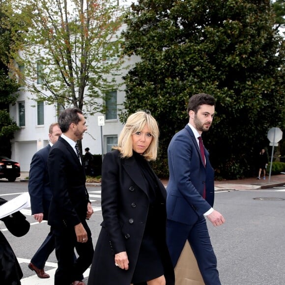 La Première Dame Brigitte Macron (Trogneux), Tristan Bromet, chef de cabinet et Pierre-Olivier Costa, directeur de cabinet - La Première Dame française quitte l'école d'art "Duke Ellington School of the Arts" pour se rendre à l'association artistique "Halcyon Arts Lab" à Washington, The District, Etats-Unis, le 25 avril 2018. © Dominique Jacovides/Bestimage