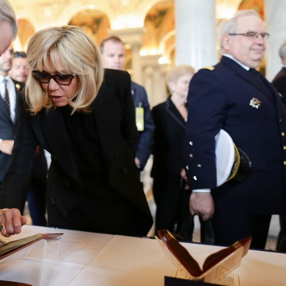 Le président de la République française Emmanuel Macron et sa femme la Première Dame Brigitte Macron (Trogneux) visitent la librairie du Congrès à Washington aux Etats Unis, le 25 avril 2018. © Stéphane Lemouton/Bestimage