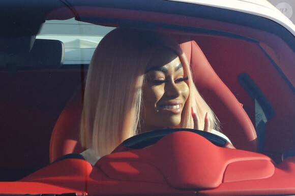 Blac Chyna sort du "Envy Salon and Spa" et regagne sa Ferrari sur le parking à Los Angeles, le 19 avril 2018.