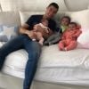 Cristiano Ronaldo "retenu prisonnier" par ses trois bébés, Alana Martina et les jumeaux Eva et Mateo, dans une photo partagée sur Instagram le 26 décembre 2017.
