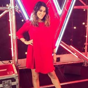 Karine Ferri, enceinte, en robe rouge Claudie Pierlot lors de l'émission "The Voice" du 28 avril 2018. Photo publiée sur Instagram.