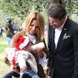 Exclusif - Christian Estrosi, le maire de Nice, et sa femme Laura Tenoudji avec leur fille Bianca - Christian Estrosi (le maire de Nice) et sa femme Laura Tenoudji ont fêté en famille le 1er mai dans les jardins de Cimiez pour la Fête des Mai à Nice, le 1er mai 2018. © Bruno Bebert/Bestimage