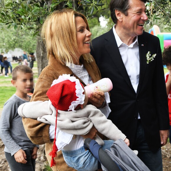 Exclusif - Christian Estrosi, le maire de Nice, et sa femme Laura Tenoudji avec leur fille Bianca - Christian Estrosi (le maire de Nice) et sa femme Laura Tenoudji ont fêté en famille le 1er mai dans les jardins de Cimiez pour la Fête des Mai à Nice, le 1er mai 2018. © Bruno Bebert/Bestimage