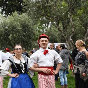 Exclusif - Ambiance - Christian Estrosi (le maire de Nice) et sa femme Laura Tenoudji ont fêté en famille le 1er mai dans les jardins de Cimiez pour la Fête des Mai à Nice, le 1er mai 2018. © Bruno Bebert/Bestimage