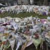 Exclusif - Les fans continuent à déposer des fleurs devant le domicile du chanteur George Michael, décédé le 25 décembre dernier à Goring sur le bord de la Tamise au Royaume-Uni le 2 février 2017.
