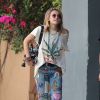 Exclusif - Paris Jackson vêtue d'un tee-shirt imprimé d'une feuille de marijuana se promène avec un ami en fumant une cigarette qui ressemble à un joint à Los Angeles le 20 avril 2018.