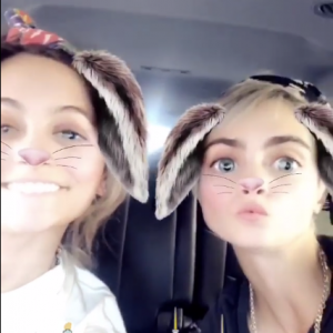 Paris Jackson et Cara Delevingne particulièrement complices à New York, ce 2 mai 2018.