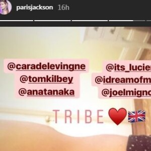Le nouveau tatouage hommage de Paris Jackson a ses amis britanniques, dont Cara Delevingne. Sur Instagram Story le 2 mai 2018.