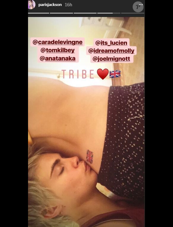 Le nouveau tatouage hommage de Paris Jackson a ses amis britanniques, dont Cara Delevingne. Sur Instagram Story le 2 mai 2018.