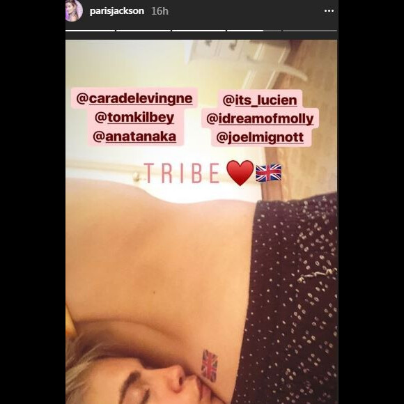 Le nouveau tatouage hommage de Paris Jackson a ses amis britanniques, dont Cara Delevingne. Sur Instagram Story le 2 mai 2018.