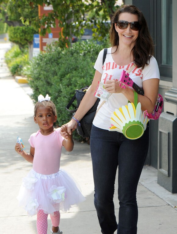 Kristin Davis et sa fille Gemma quittent un cours de danse classique à Brentwood. Los Angeles, le 2 août 2014.