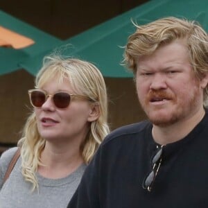 Kirsten Dunst enceinte et son fiancé Jesse Plemons font leurs courses dans un supermarché de los Angeles le 2 ami 2018.  Los Angeles, CA - Pregnant Kirsten Dunst and fiance Jesse Plemons load up on groceries at Gelson's Market in Los Angeles. Kirsten covered her huge baby bump in a long grey dress and beige trench coat.02/05/2018 - Los Angeles