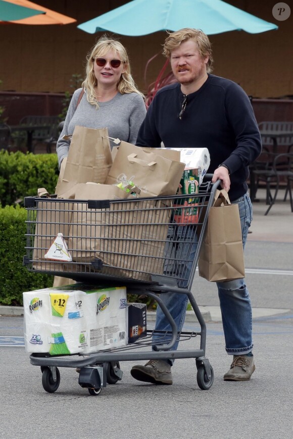 Kirsten Dunst enceinte et son fiancé Jesse Plemons font leurs courses dans un supermarché de los Angeles le 2 ami 2018.  Los Angeles, CA - Pregnant Kirsten Dunst and fiance Jesse Plemons load up on groceries at Gelson's Market in Los Angeles. Kirsten covered her huge baby bump in a long grey dress and beige trench coat.02/05/2018 - Los Angeles
