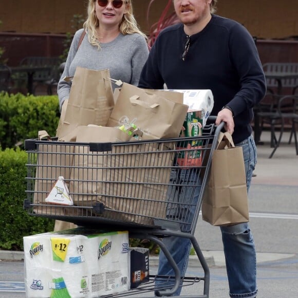 Kirsten Dunst enceinte et son fiancé Jesse Plemons font leurs courses dans un supermarché de los Angeles le 2 ami 2018.  Los Angeles, CA - Pregnant Kirsten Dunst and fiance Jesse Plemons load up on groceries at Gelson's Market in Los Angeles. Kirsten covered her huge baby bump in a long grey dress and beige trench coat.02/05/2018 - Los Angeles