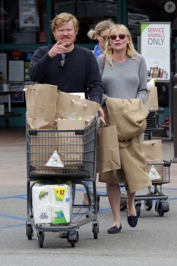 Kirsten Dunst enceinte et son fiancé Jesse Plemons font leurs courses dans un supermarché de los Angeles le 2 ami 2018.  Los Angeles, CA - Pregnant Kirsten Dunst and fiance Jesse Plemons load up on groceries at Gelson's Market in Los Angeles. Kirsten covered her huge baby bump in a long grey dress and beige trench coat.02/05/2018 - Los Angeles