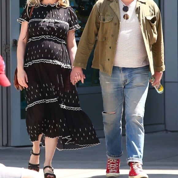 Exclusif - Kirsten Dunst, enceinte et son fiancé Jesse Plemons se rendent au cinéma au Arc Light theater à Hollywood le 27 avril 2018.  Exclusive - Germany call for price - A pregnant Kirsten Dunst and her fiancee Jesse Plemons go on a movie date at the Arc Light theater. Kirsten looks great in a black maternity dress as she looks smitten with Jesse as they hold hands while leaving the theater in Los Angeles April 27th, 2018.27/04/2018 - Los Angeles