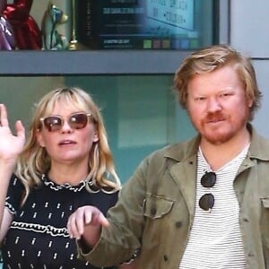 Exclusif - Kirsten Dunst, enceinte et son fiancé Jesse Plemons se rendent au cinéma au Arc Light theater à Hollywood le 27 avril 2018.  Exclusive - Germany call for price - A pregnant Kirsten Dunst and her fiancee Jesse Plemons go on a movie date at the Arc Light theater. Kirsten looks great in a black maternity dress as she looks smitten with Jesse as they hold hands while leaving the theater in Los Angeles April 27th, 2018.27/04/2018 - Los Angeles